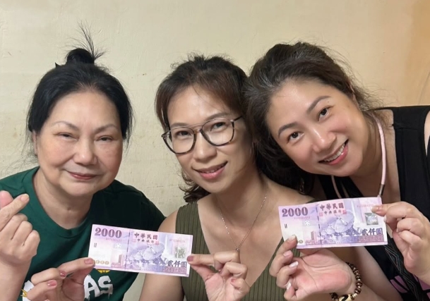 S媽(左)時隔7個月公開現身。(翻攝自雅維·茉芮臉書)
