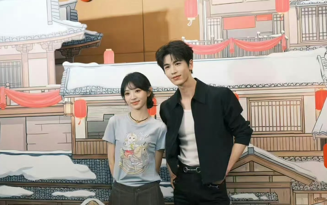 《逐玉》自播出以來話題不斷,13日男女主角張凌赫與田曦薇一同出席慶功宴。(翻攝微博)