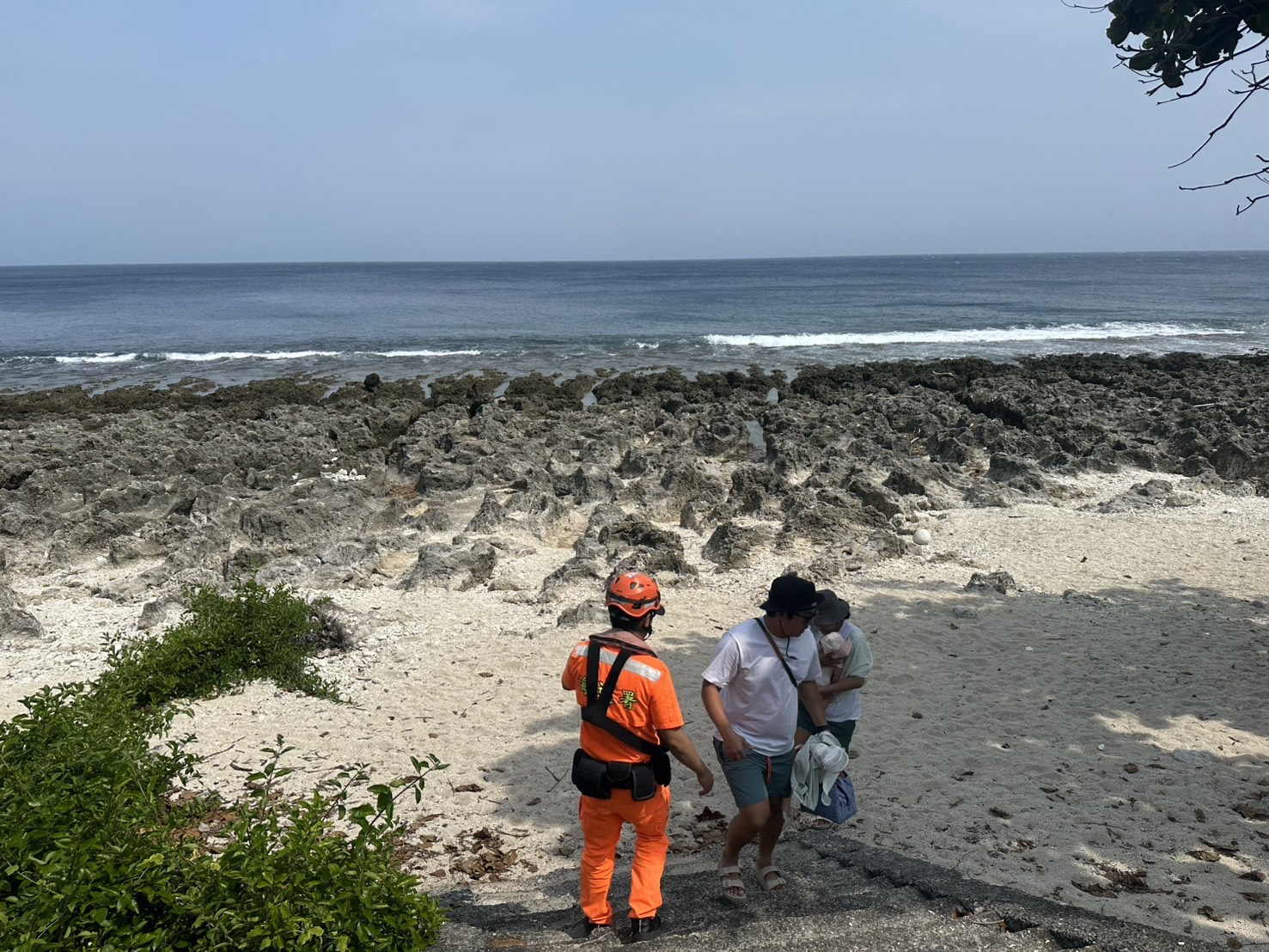 民眾在颱風期間違法進入海域,將依《災害防救法》逕行開立舉發單,裁處新臺幣5萬元以上25萬元以下罰鍰。海巡署提供