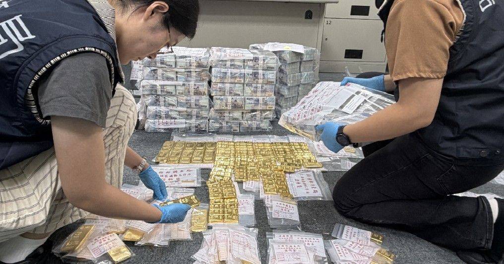 檢警從「天空樹」豪宅四大庫房搜出大批現金和黃金。(檢方提供)