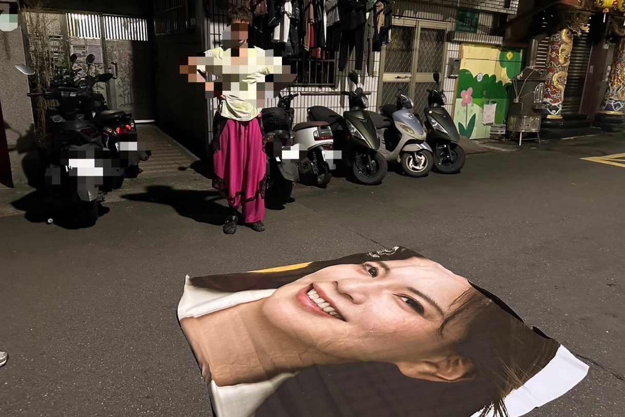 鍾沛君的競選看板遭挖臉,涉案的是一名27歲的外籍男子。(翻攝畫面)