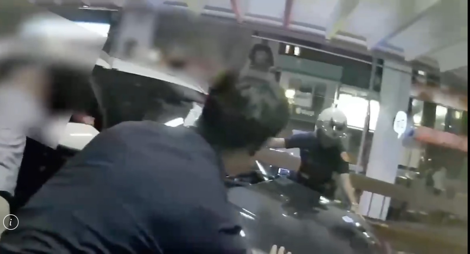 肇事駕駛自撞停車場護欄後,車輛打橫卡在車道上,後警民合力推移排除。翻攝畫面