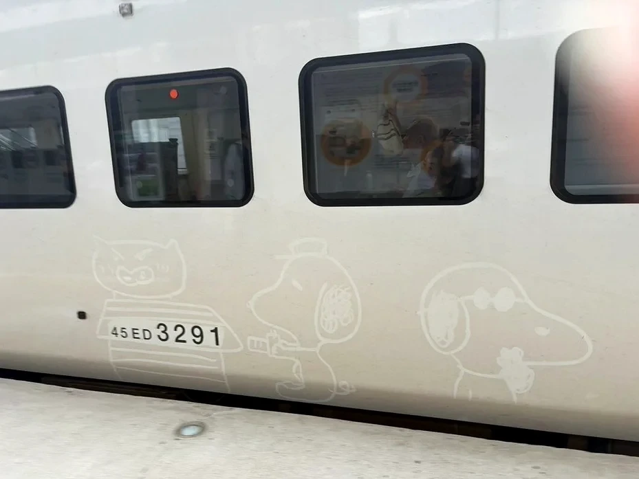 自強號灰塵厚到能畫「史努比」！查出是員工動的手　台鐵：提醒不得再犯
