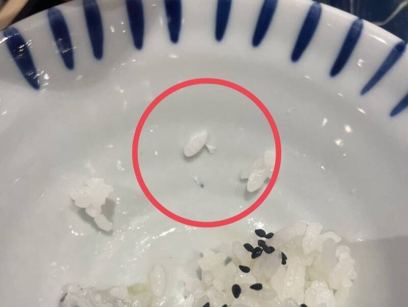 一名媽媽帶3歲幼兒前往用餐時,幼兒反映白飯「刺刺的」,媽媽隨後食用竟遭尖銳陶瓷碎片割傷舌頭與上顎流血。(翻攝畫面)