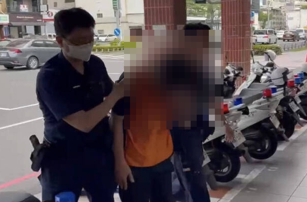 高雄一名42歲男子在中正二路某家連鎖咖啡廳當眾裸露生殖器自瀆,遭警方依妨害風化移送偵辦。(翻攝畫面)