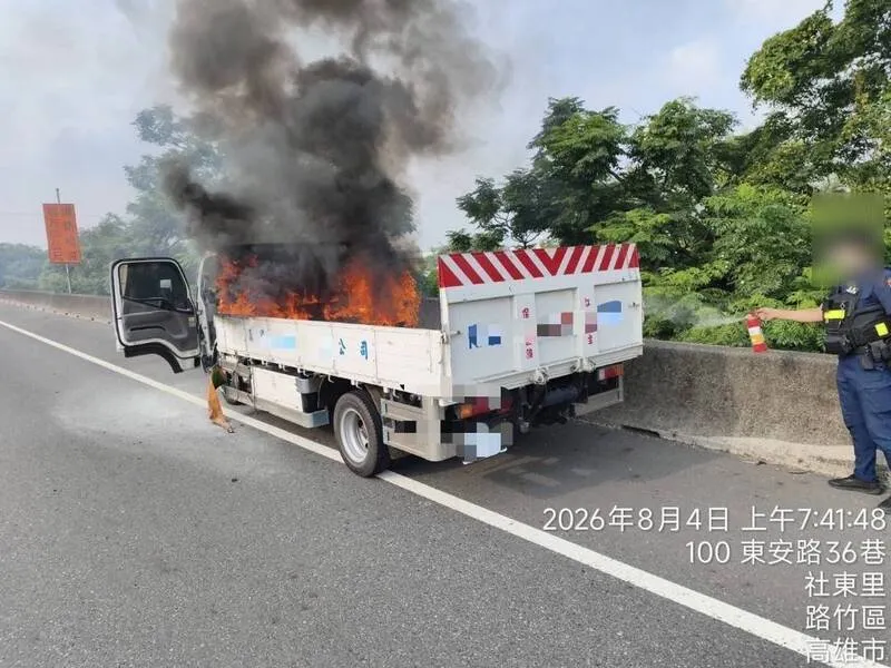 國1南向路竹段火燒車！小貨車竄煙瞬間起火　駕駛急停路肩逃過一劫