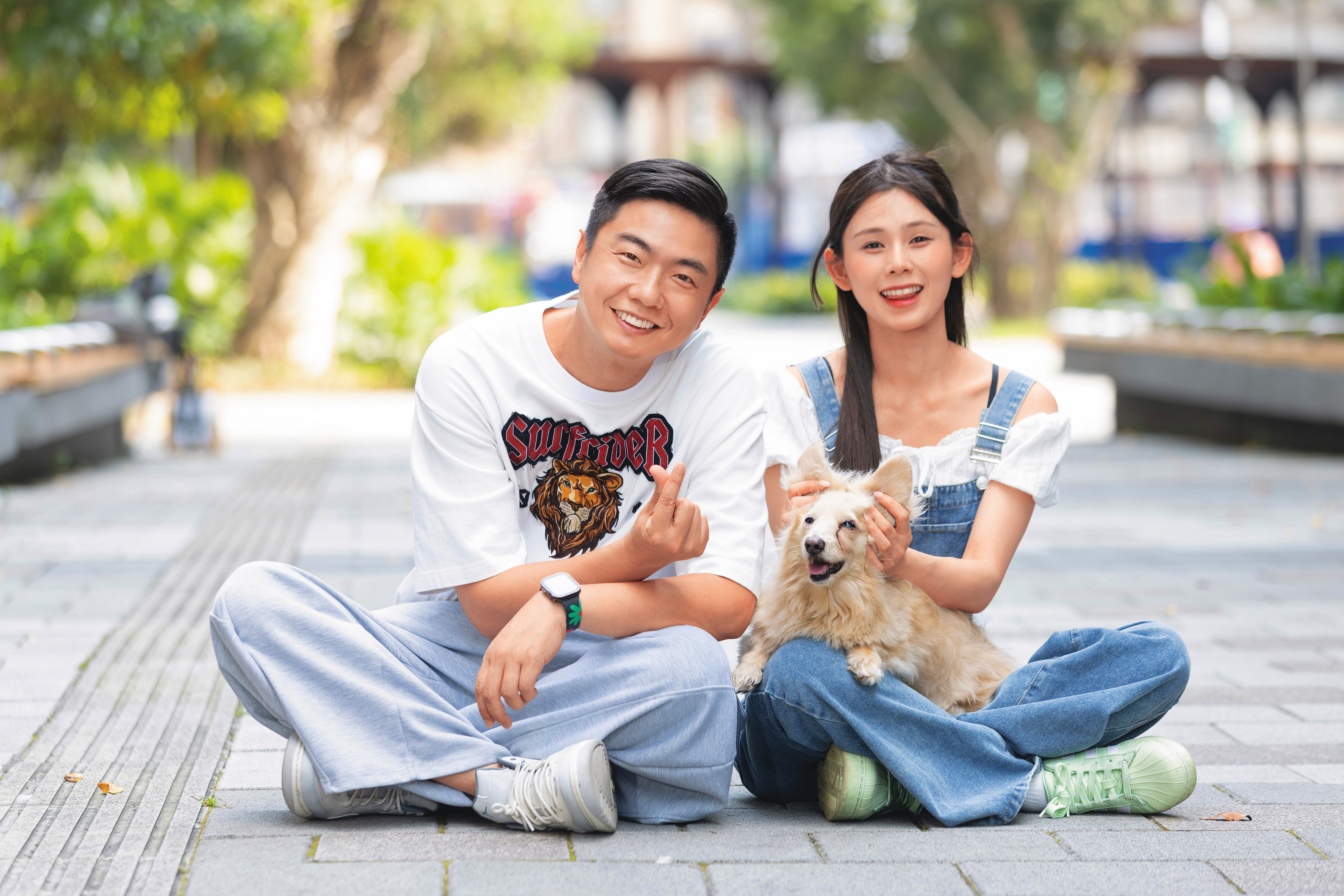 謝予容(右)為了幫愛犬Kemi(前)記錄生活,特別從新竹帶牠北上,順便向偶像熊爸(左)請教,如何把老犬照顧好。