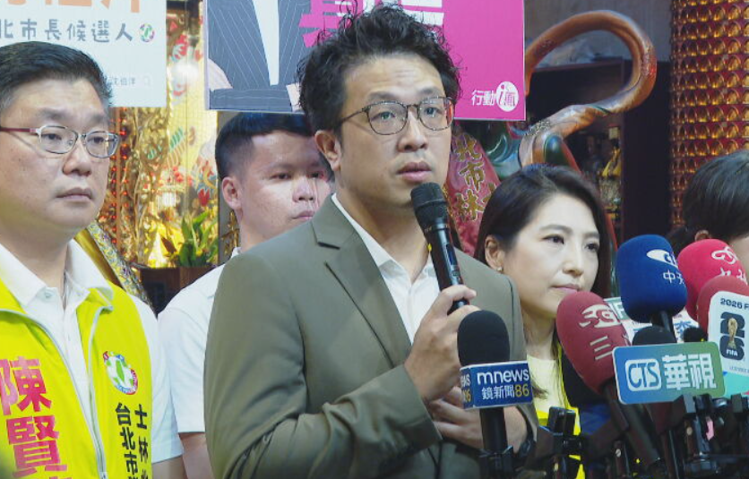 沈伯洋今赴士林慈諴宮參香並受訪。