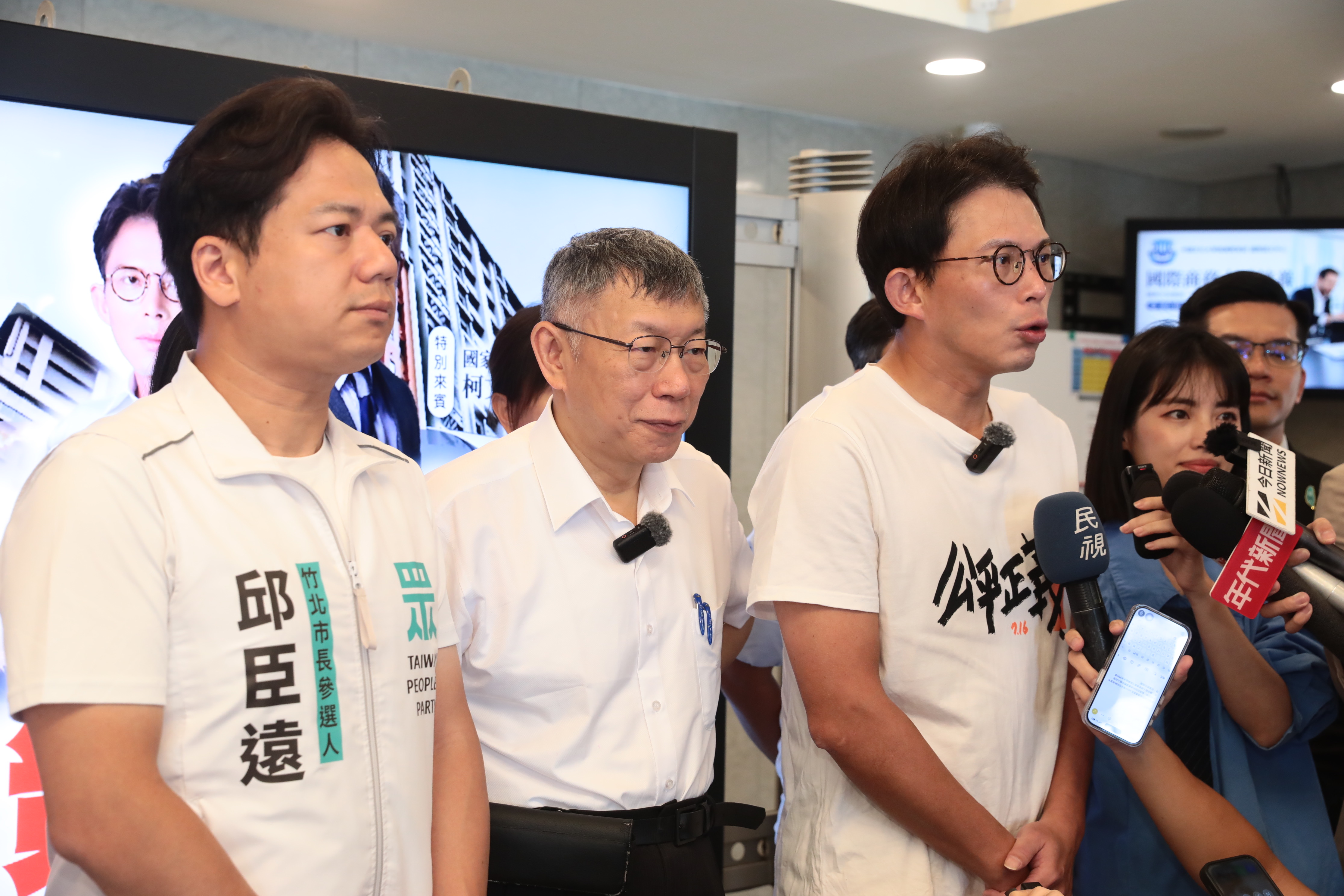 柯文哲稱帳戶被凍結信用卡不能用,感嘆連自動扣繳水電費都成問題,更喊話「賴清德我不會投降、也不會屈服。」(鏡報林煒凱)