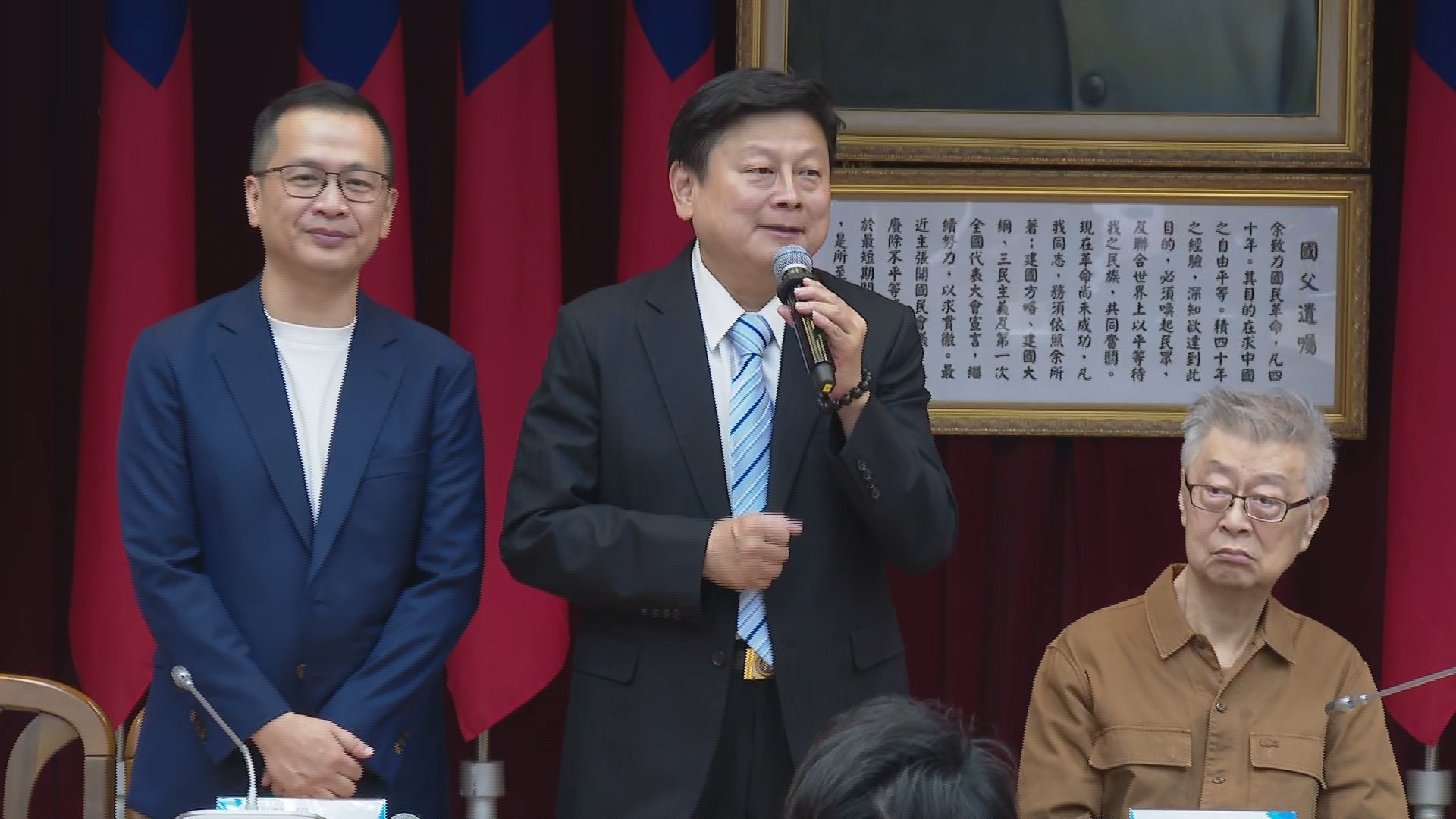 傅崐萁(中)喊話和氣生財,宣布藍黨團將「積極審查總預算」。