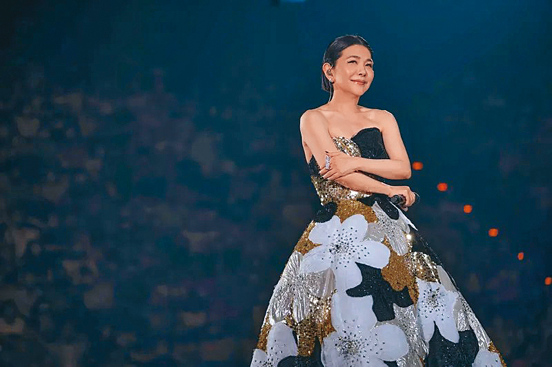 「東方不敗」張清芳在擺脫前夫「不喜拋頭露面」的限制後,儘管已50多歲仍火力全開,舉辦多次演唱會,場場秒殺。(環球音樂提供)