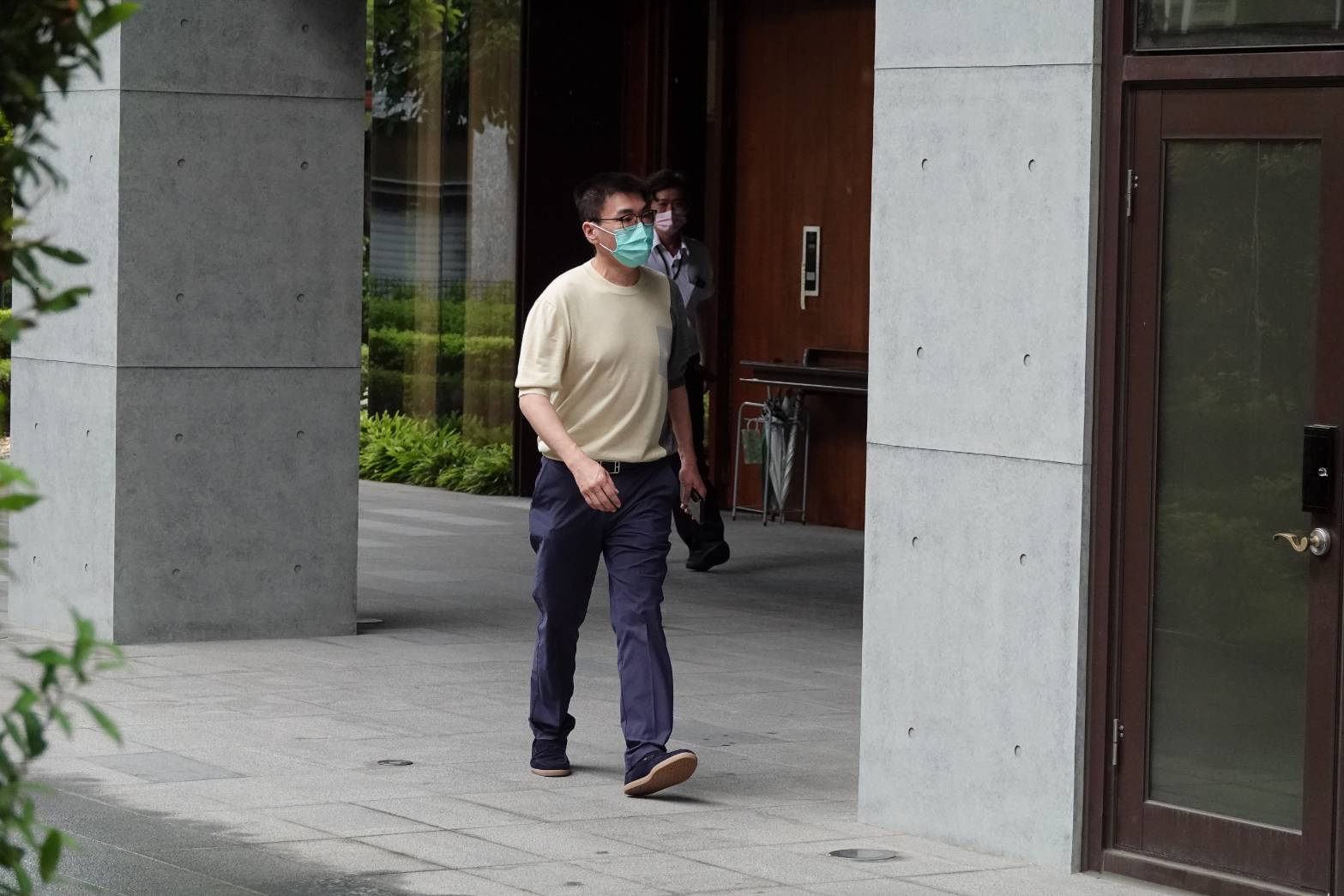 趙建銘今被拍到現身診所外,明天的出國計劃傳出已經「換人」。