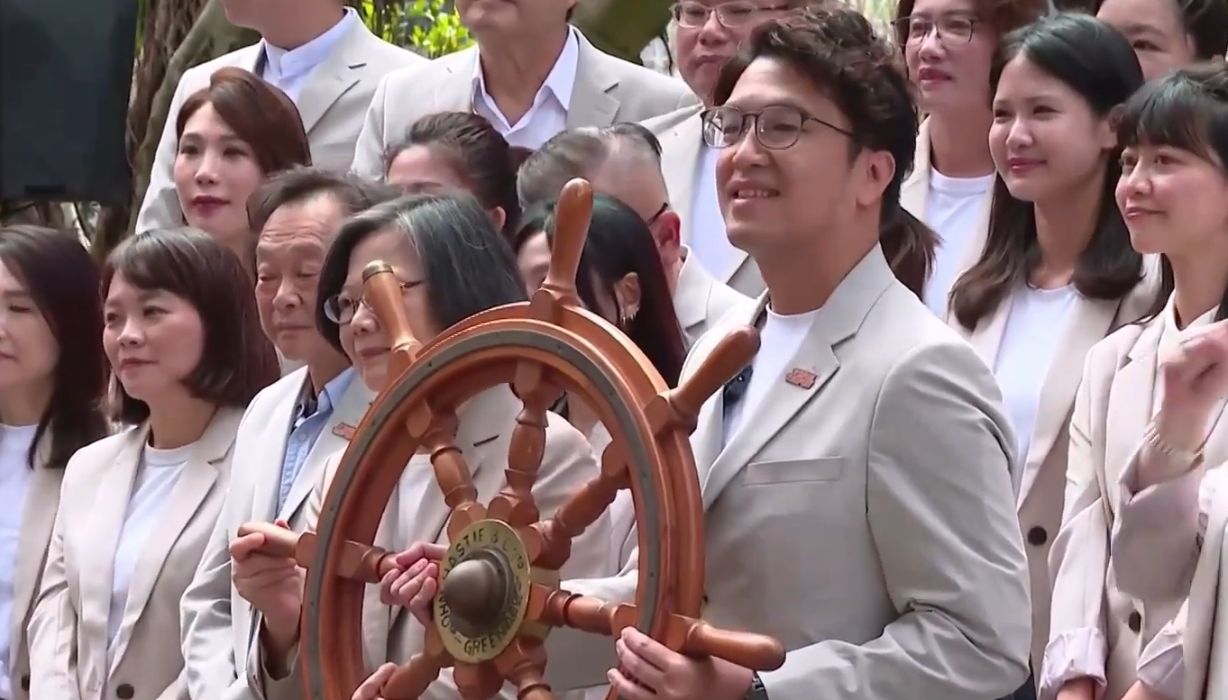 沈伯洋披團服登記參選　蔡英文送船舵喊「掌穩」：帶台北走正確方向