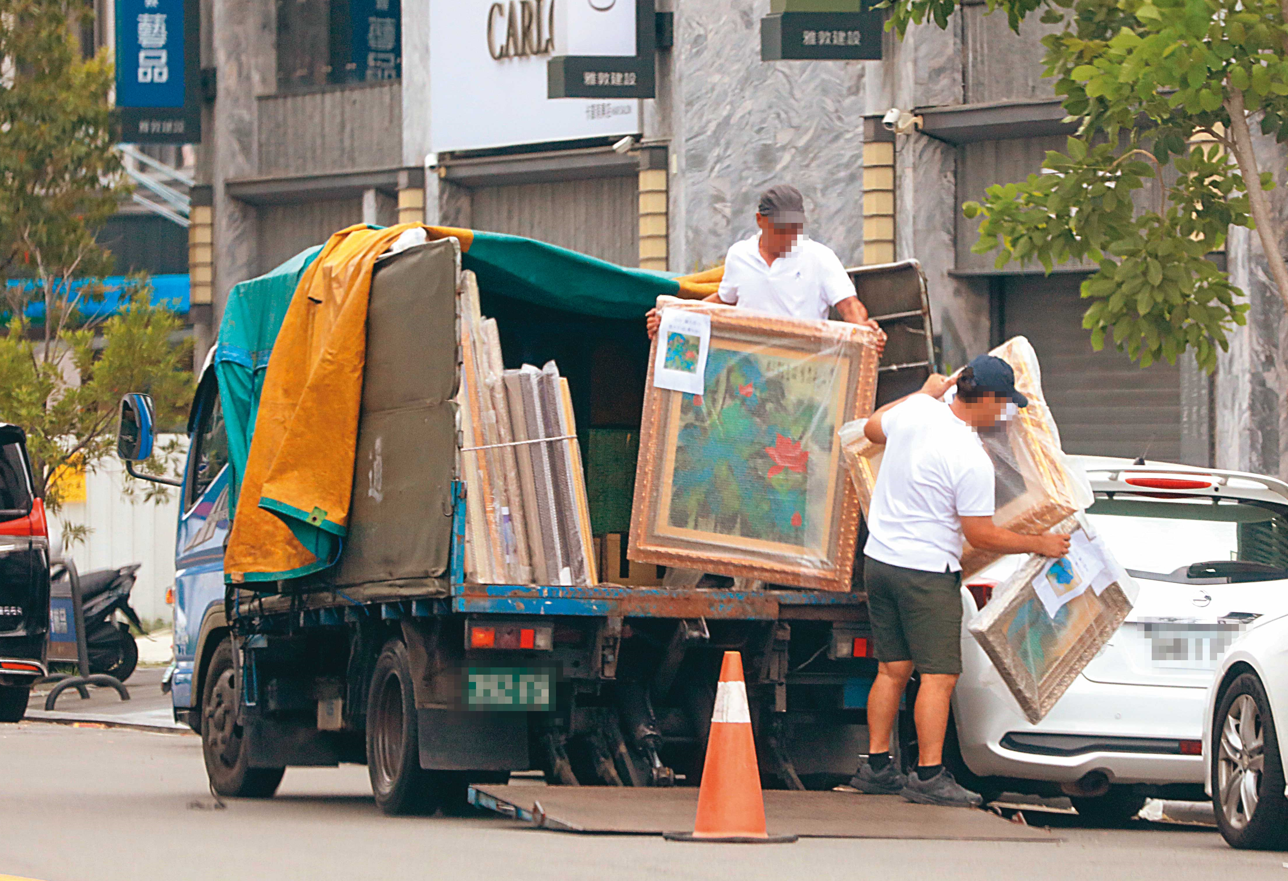 價值數10億元的國畫,主辦單位竟只用帆布遮蓋搬運,也無保全戒護,讓人匪夷所思。