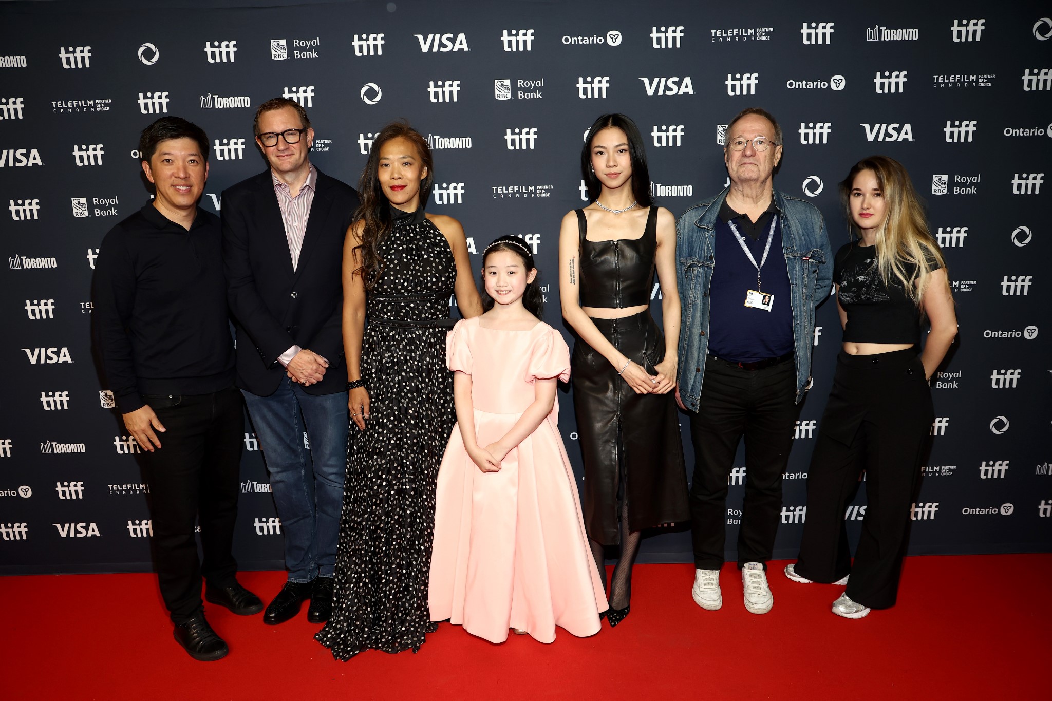 《左撇子女孩》主創齊聚多倫多影展,左起為製片 Dan Lin (NETFLIX)、製片 Mike Goodridge、鄒時擎、葉子綺NINA、馬士媛、製片Jean Labadie和製片Alice Labadie(NETFLIX提供)