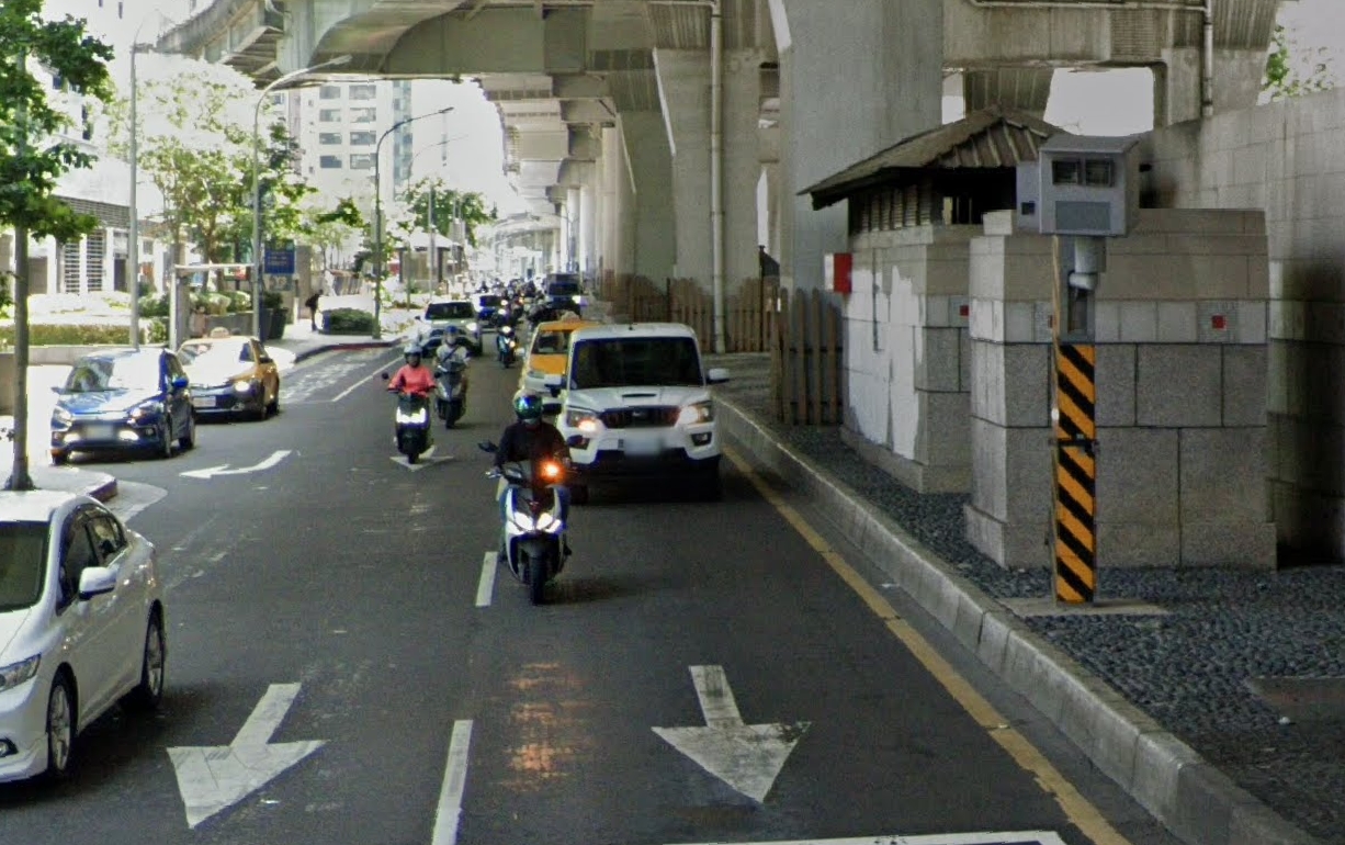 台灣每年開出「交通罰單」金額約250億元,其中六都分到最多,「但道路卻沒有變得更安全。」(示意圖,翻攝自Google Maps)