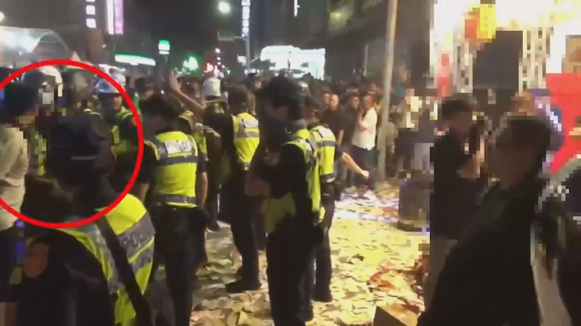 新莊的祈福遶境活動昨晚出現衝突場面,警方築起「人牆」壓制。