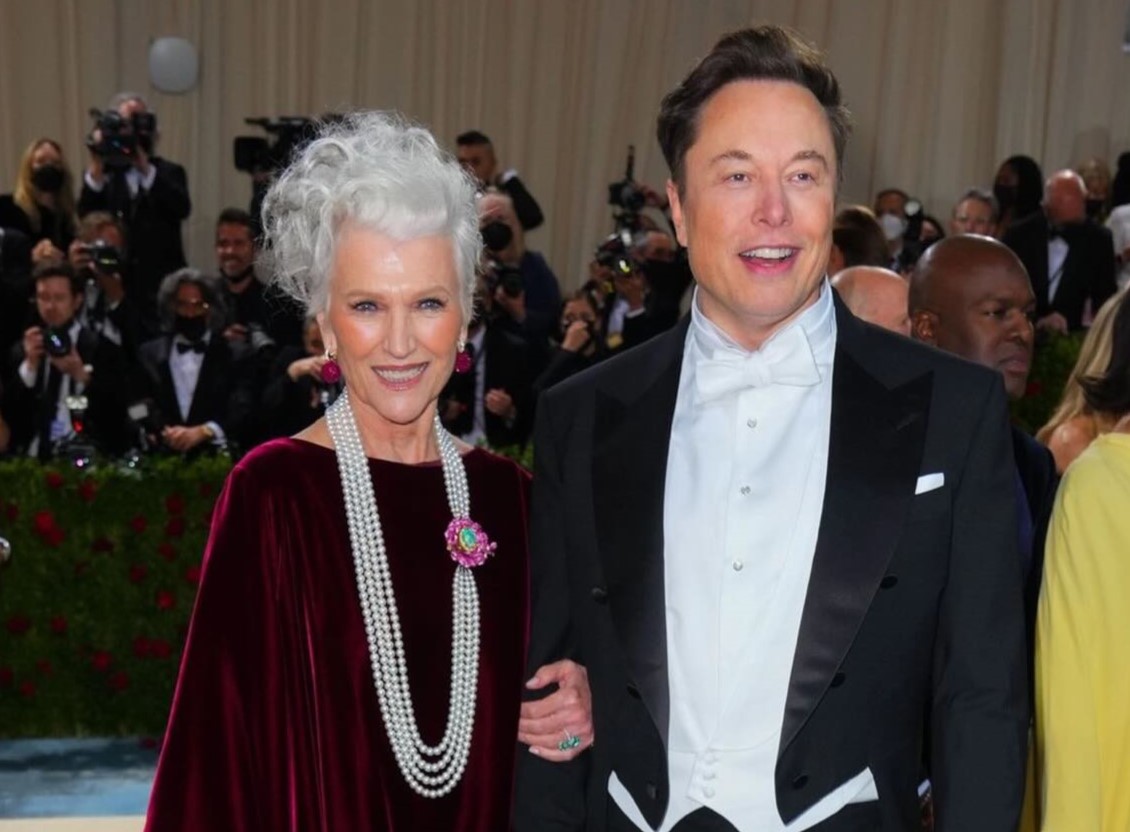 馬斯克(右)和母親梅耶(左)關係緊密。(翻攝mayemusk IG)