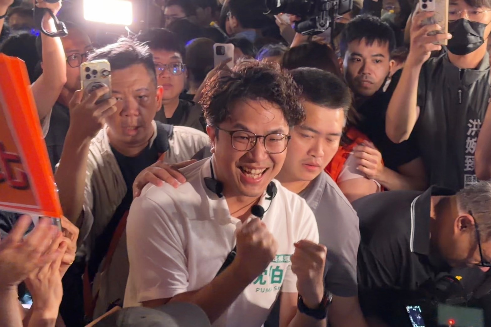 沈伯洋在公館商圈掀起「洋流」,名嘴大讚其群眾號召力勝過黃仁勳,堪比2018年的「韓流」。(鏡報袁維駿)