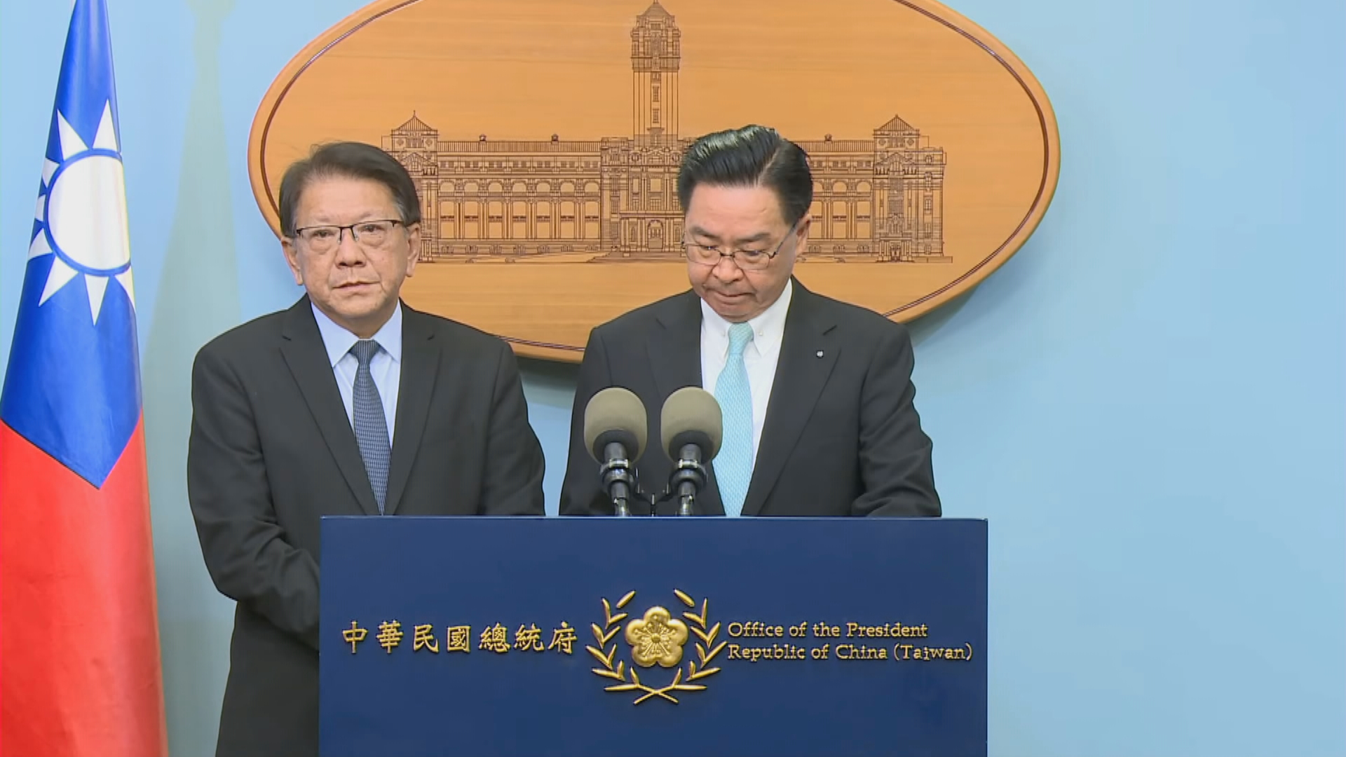 國安會秘書長吳釗燮今(29日)於社群平台X發文,並將「中國2026年出入境管理修訂」整理成圖卡警示。(資料照)