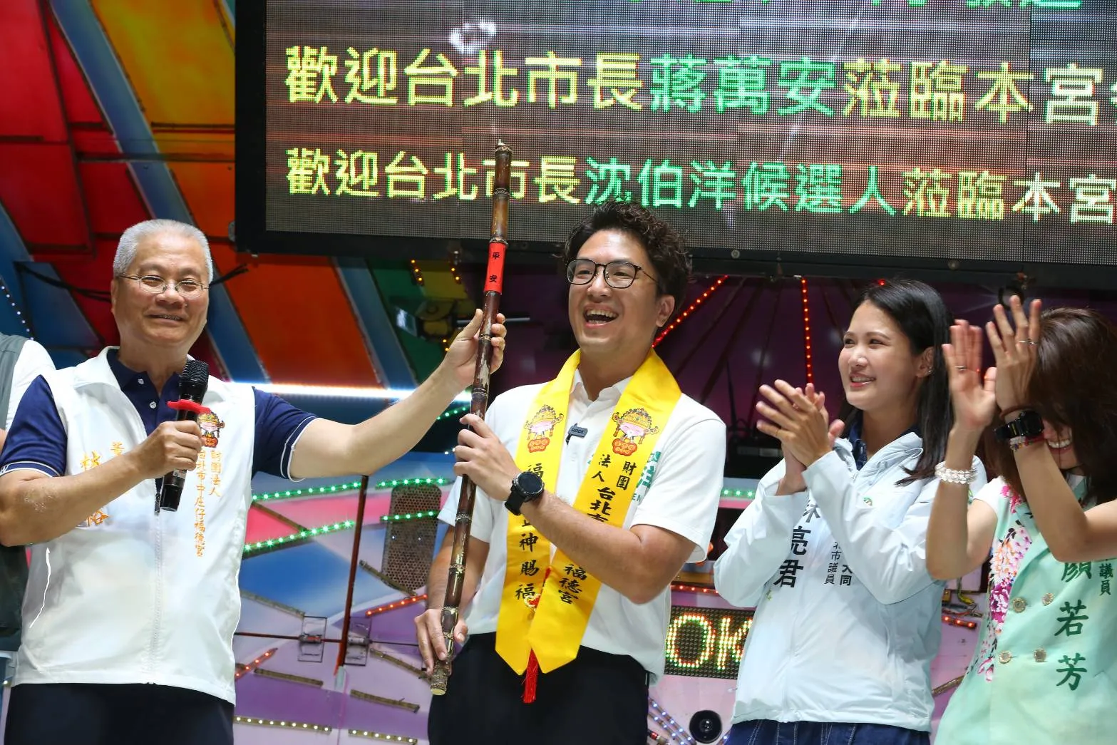 神明甘蔗兩樣情！蔣萬安「忘了帶走」放路邊　沈伯洋供起來：把它當寶刀