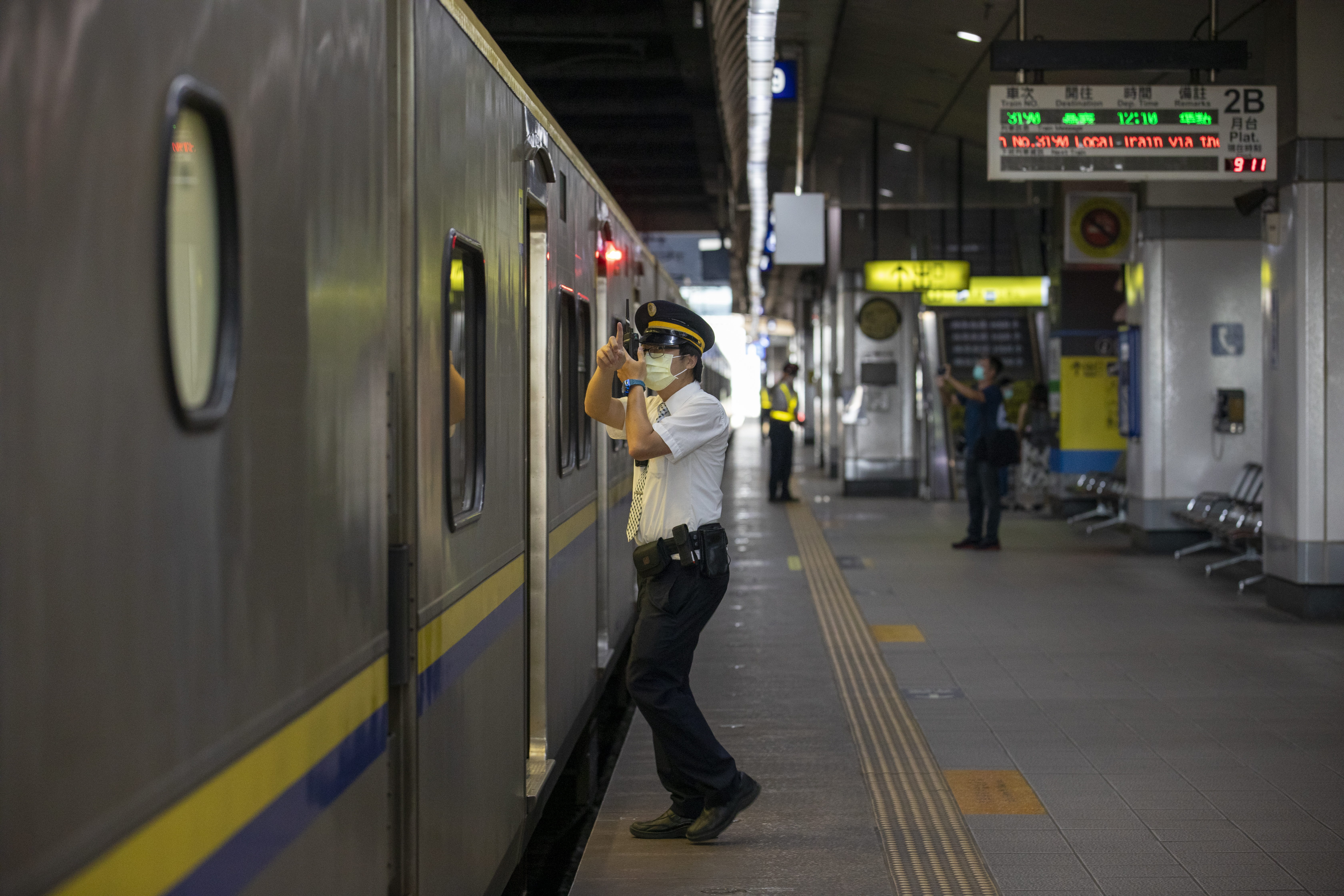 台鐵宣布,24日中午12時前部分路段列車停駛。