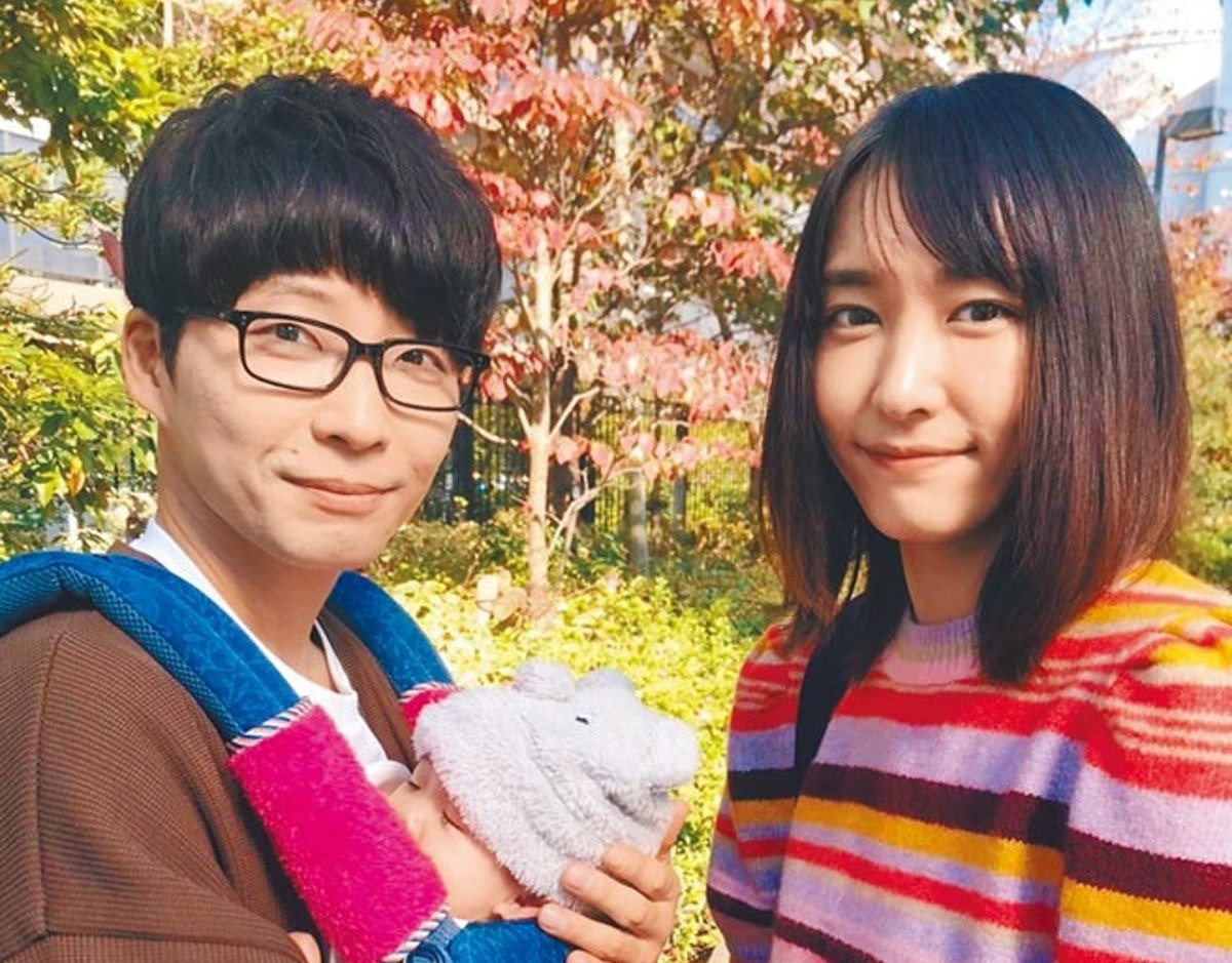 星野源(左)與新垣結衣(右)因合作日劇《月薪嬌妻》結緣,劇中曾上演育兒情節,如今兩人結婚5年,傳出迎來第一個孩子的喜訊。(網路圖片)