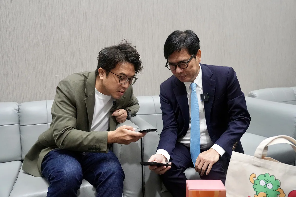 沈伯洋向陳其邁請益城市治理　互加LINE被虧半夜來電：我非常願意