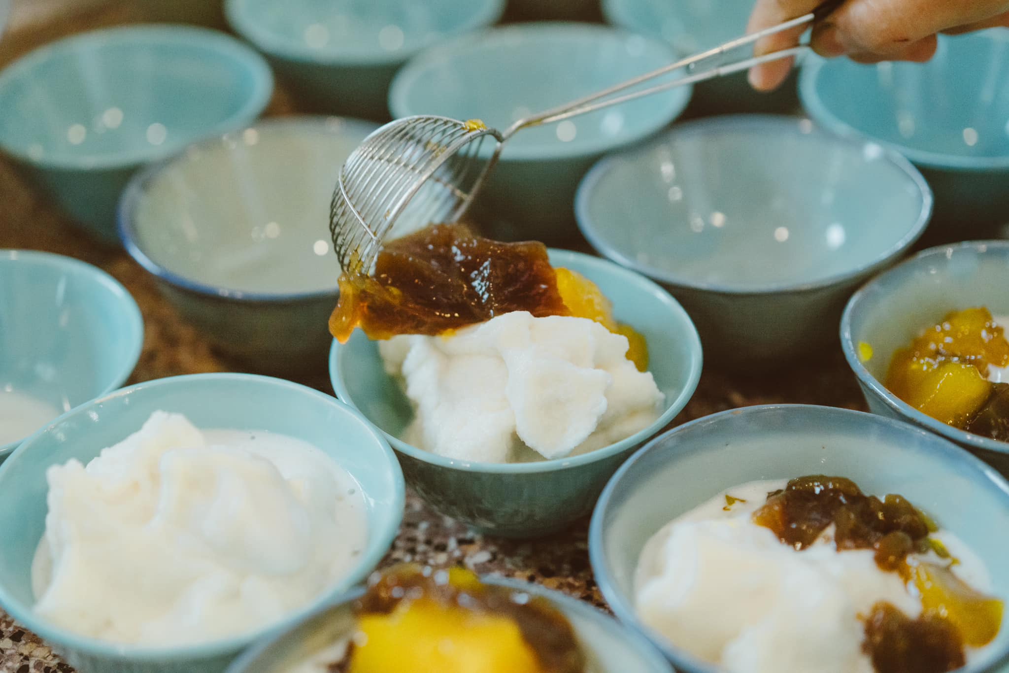 女信眾在恭迎白沙屯媽祖途中,吃到她隔天起床仍念念不忘的粉粿。(翻攝自阿財湯圓臉書)