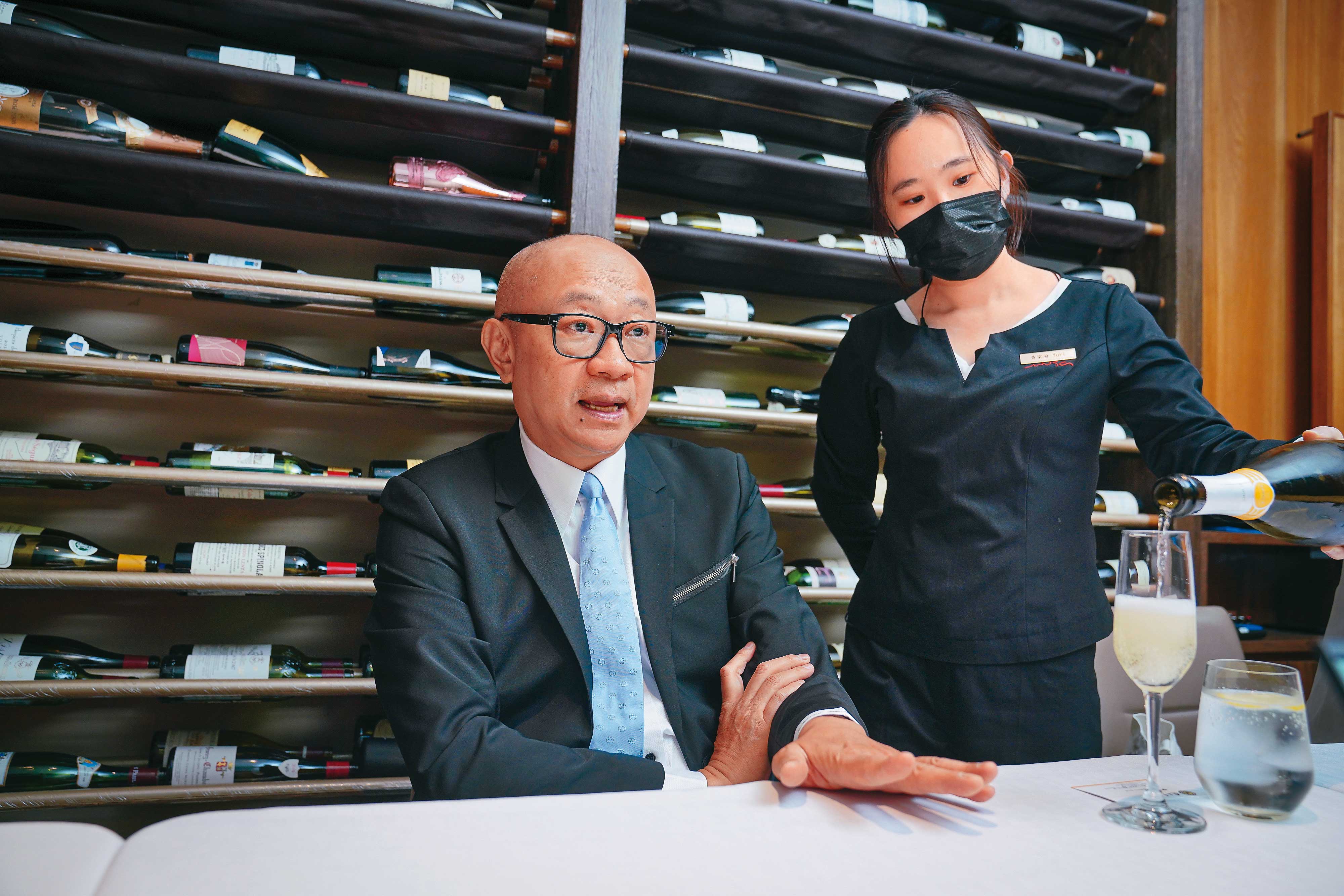 王劭仁(左)走訪全球,首創精品酒店聯名7大酒莊,讓入住的旅客一次享用。