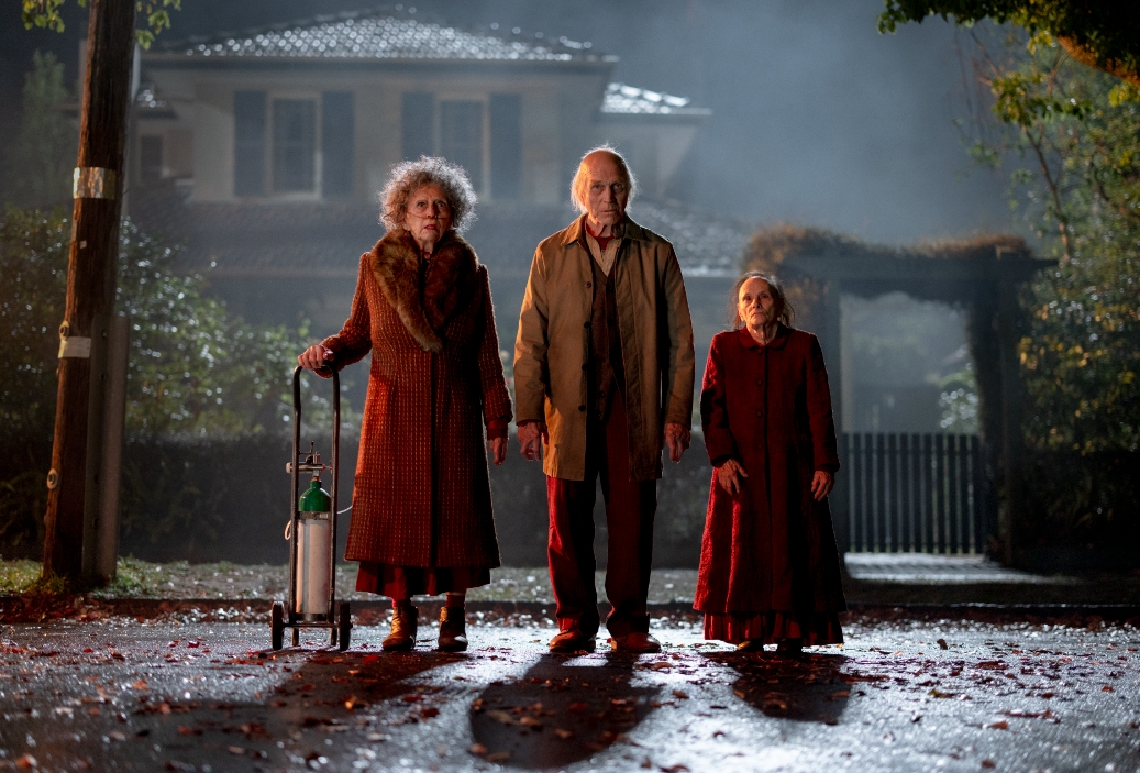 聚集在「陰深處」的怨靈伺機而動,一直在等待某個靈媒,得以藉機重返現實世界。(索尼影業提供)