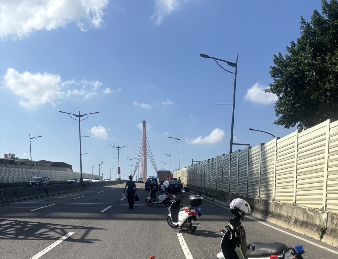 台北大直橋死亡車禍,砂石車撞倒機車「女騎士頭部重創身亡」。(警方提供)