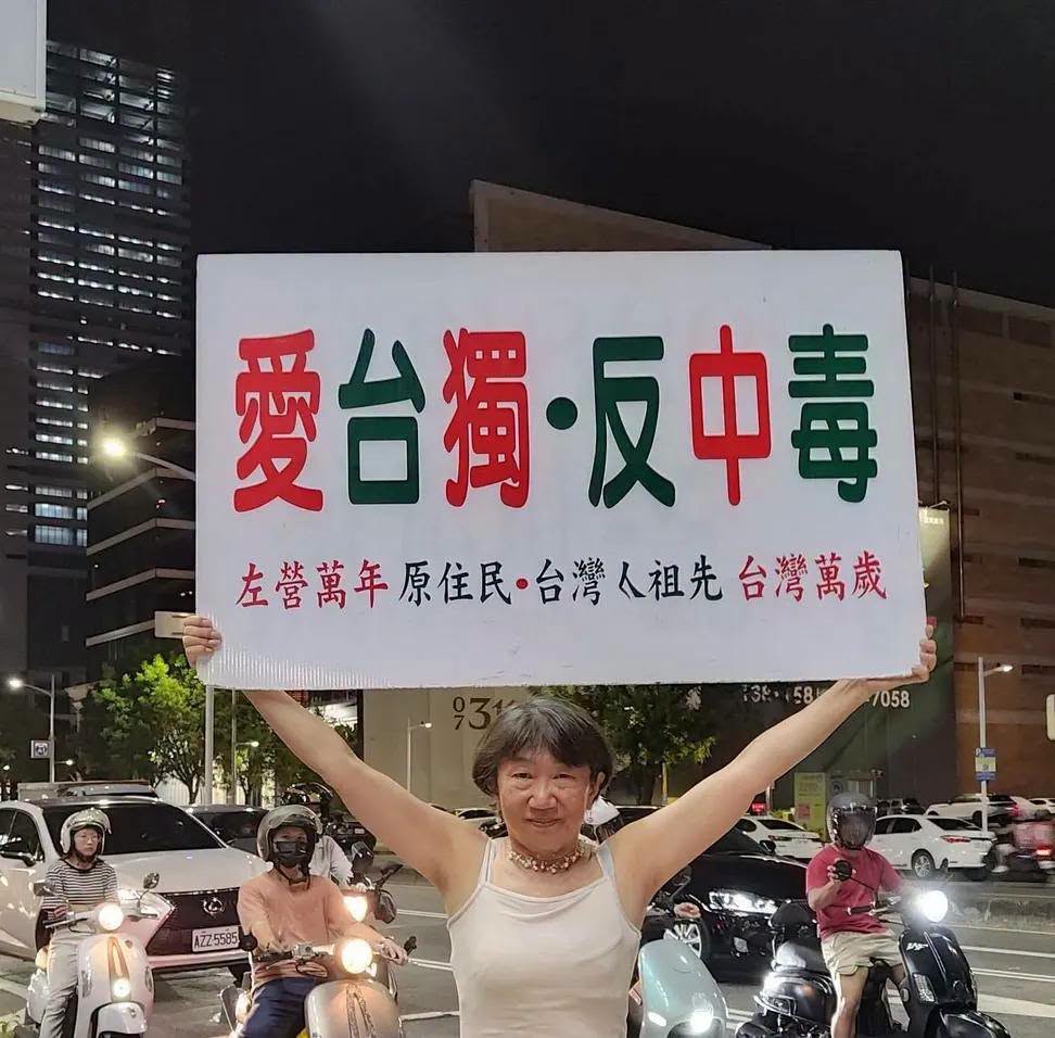 高雄街頭十大傳奇人物之一「舉牌姐」柳淑芳。(翻攝柳淑芳臉書)