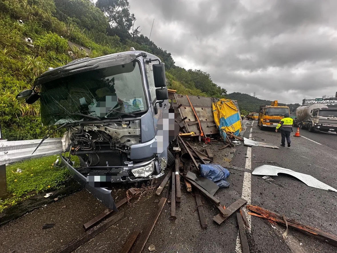 國3七堵段驚傳鋼捲掉落事故　車流嚴重回堵近3.5小時