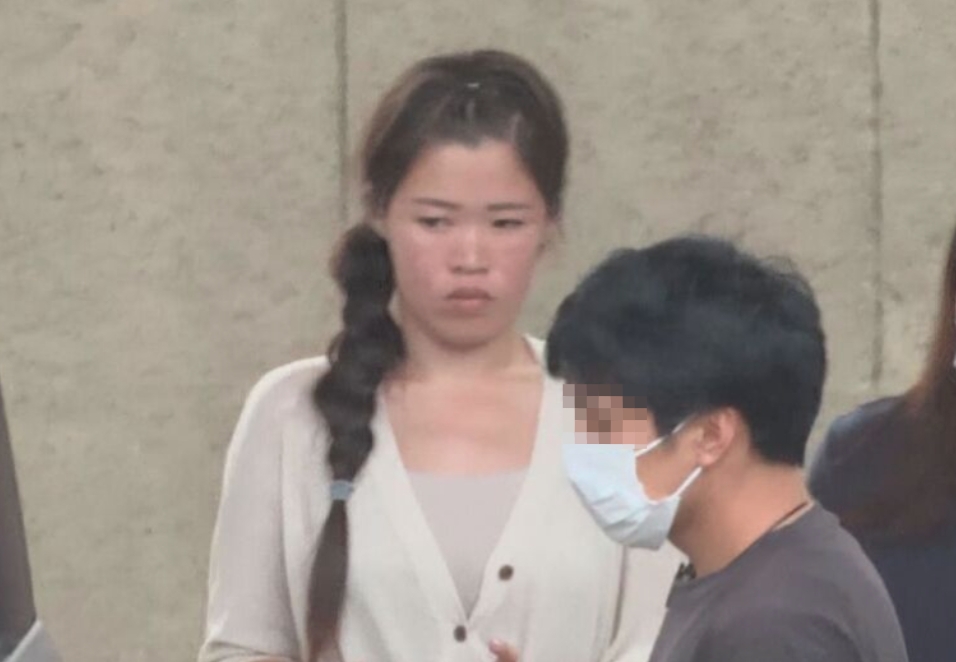 31歲台灣籍女子林容萱涉嫌赴日本奈良擔任詐騙集團車手,企圖騙取老翁價值數百萬台幣的金塊,遭日本警方當場逮捕。(翻攝自X)