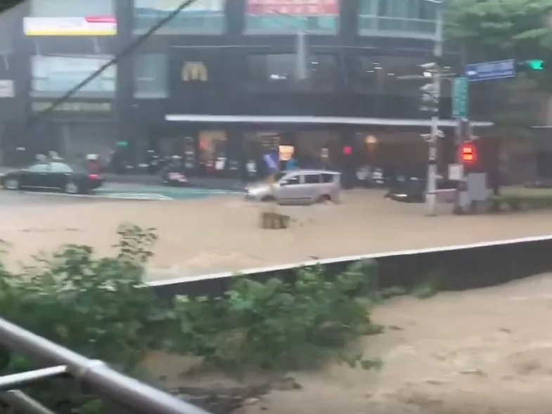 基隆暴雨狂炸！市區泥水「淹沒半個輪胎」　現場畫面曝光