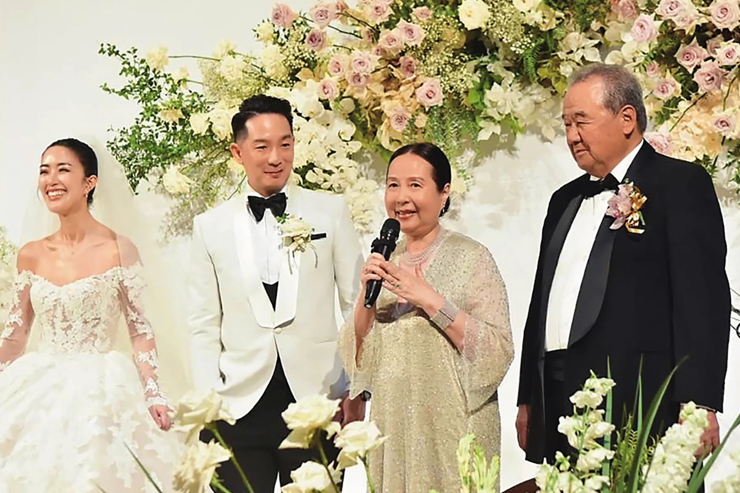 徐子翔(左二)2024年與GPLUS手機千金譚以欣(左)結婚,徐莉玲(右二)和老公林伯實(右),站在家長位置見證小倆口的喜事。(翻攝自徐莉玲臉書)