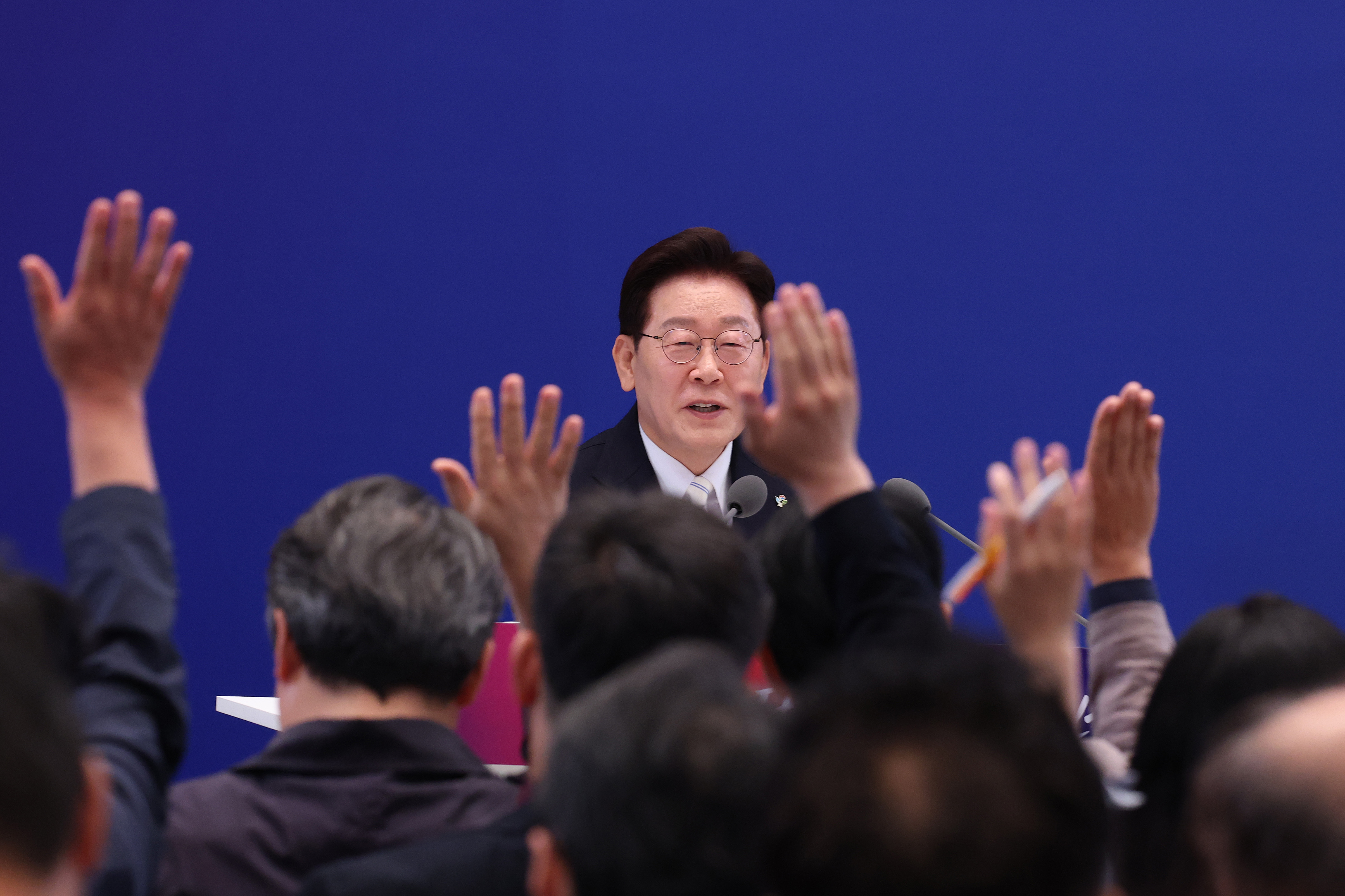 李在明談及股市,不忘暗貶台灣軍事安保比南韓不穩定。(AP)