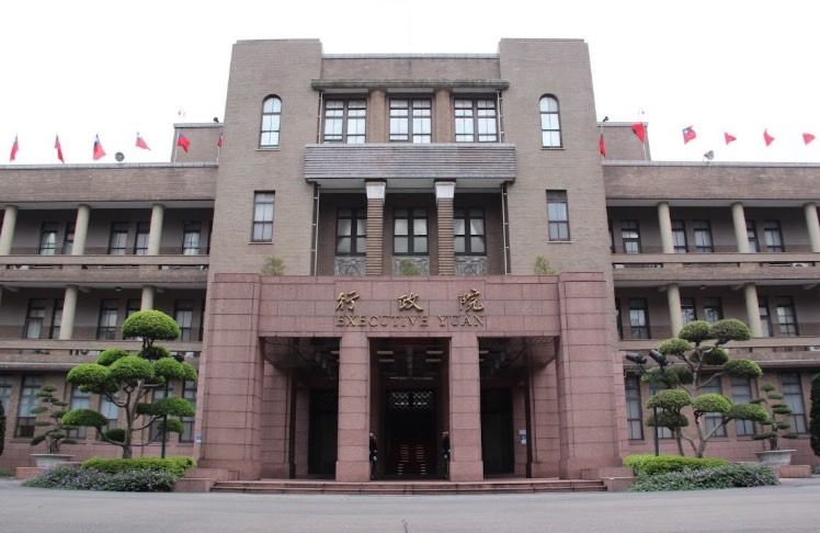 行政院發言人李慧芝指出,4月起調薪跟加給,59.5億元都在追加預算裡,「巧芯巧芯不要擋」。(翻攝自google maps)