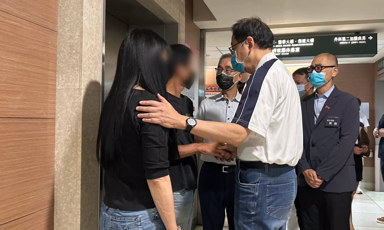 張善政赴院探視員警家屬。(翻攝自張善政臉書)