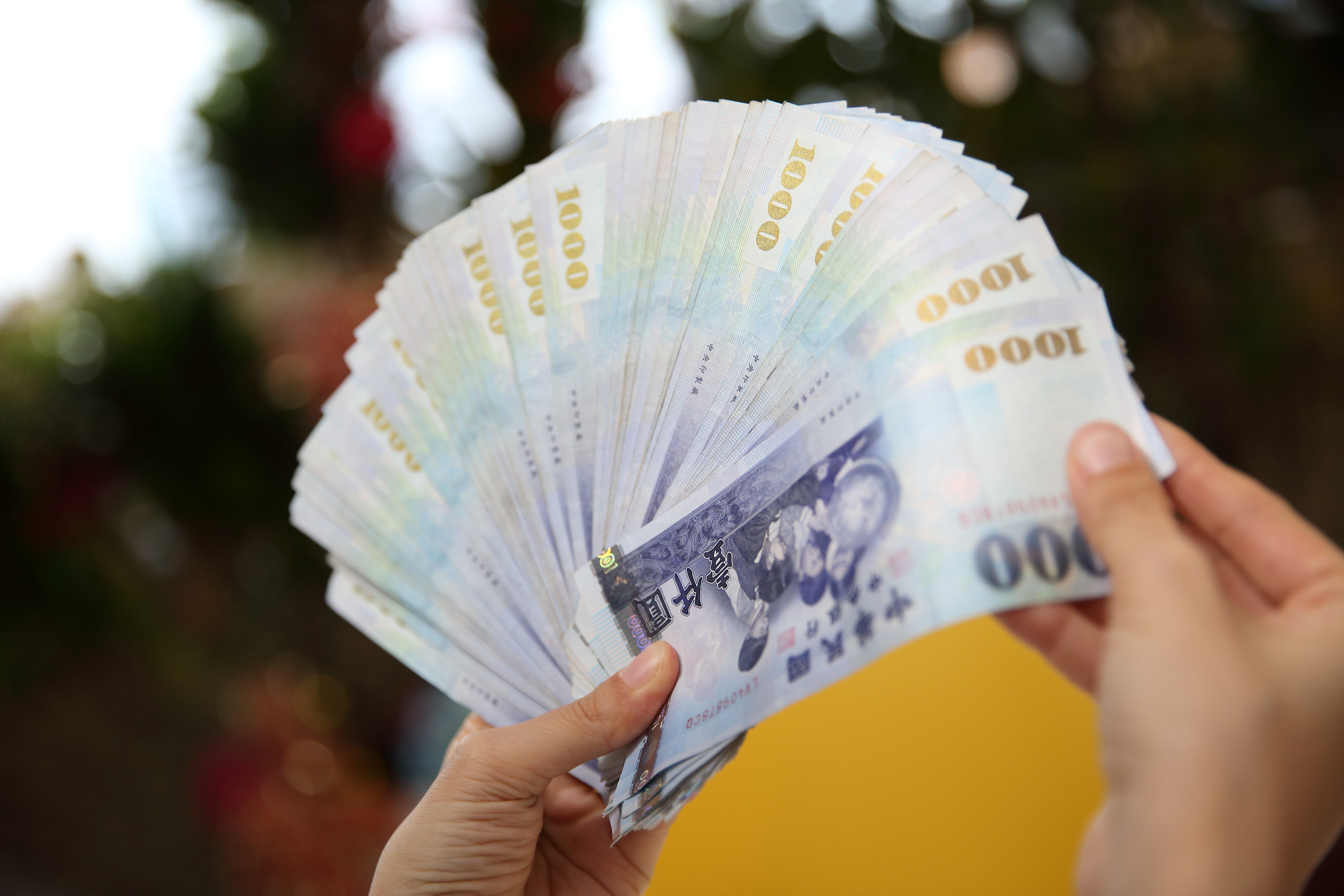 張景森今po文,坦言自己不反對普發現金,不過普發現金最大的政治問題,一旦進入政黨競價,就沒有任何政黨能夠壟斷政治紅利。(示意圖,資料照)