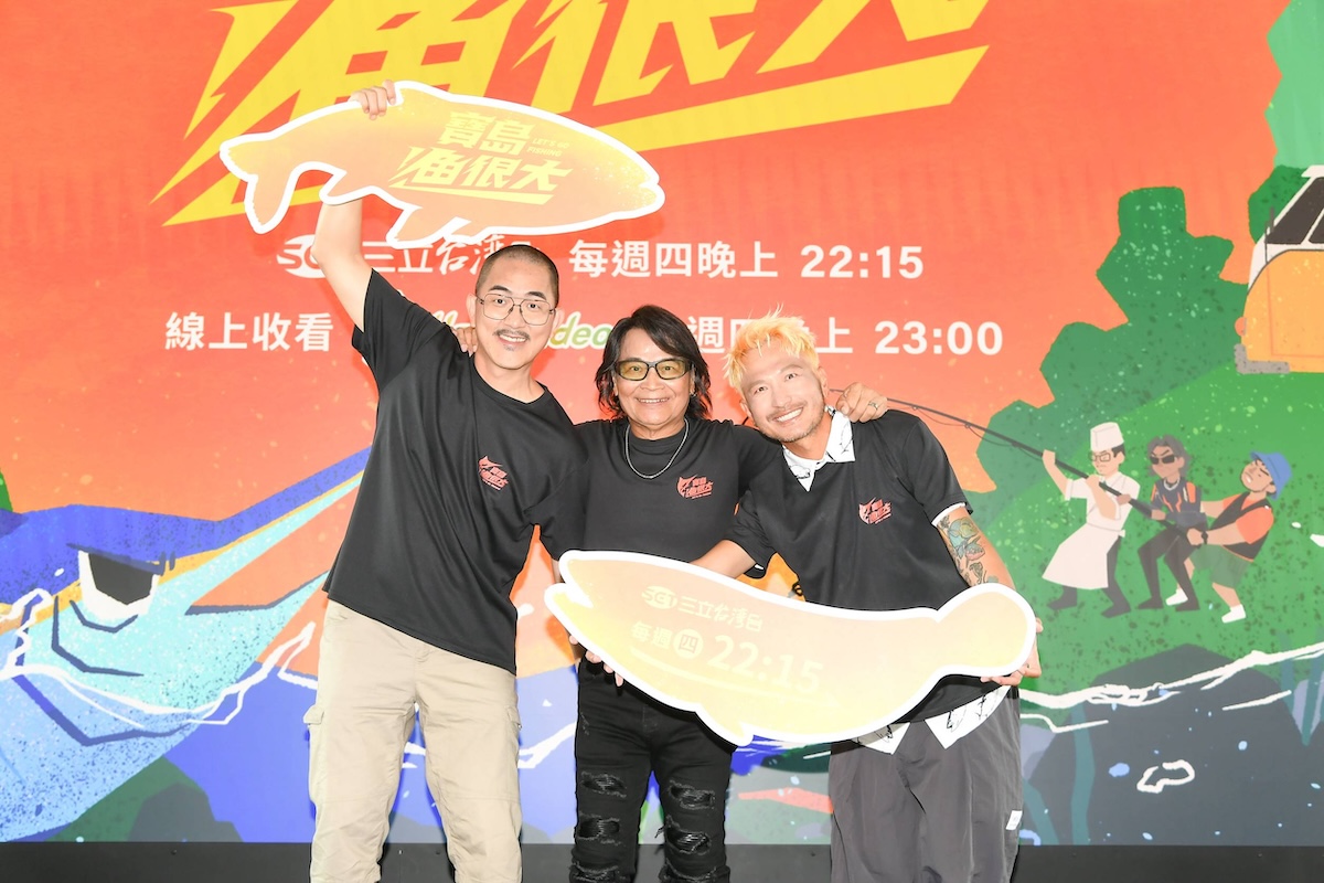 《寶島漁很大》10日正式回歸三立電視播出,第一代主持人沈文程(中)、KID林柏昇(右)及食魚料理達人ELI首度以全新主持陣容合體亮相。(圖/三立電視提供)