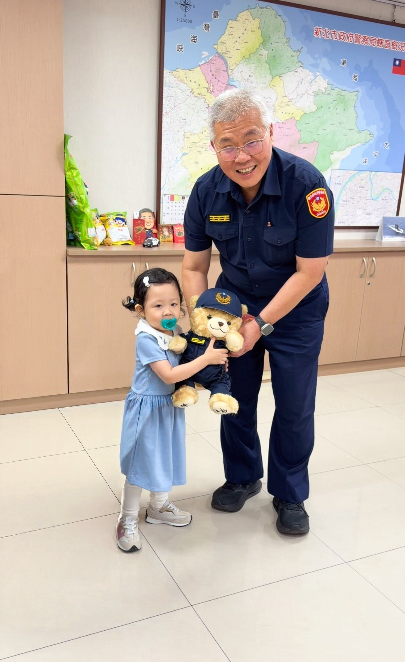 親子網紅「湘荷妹妹」與新北市警察局長方仰寧合作拍攝緊急避難包介紹短片。