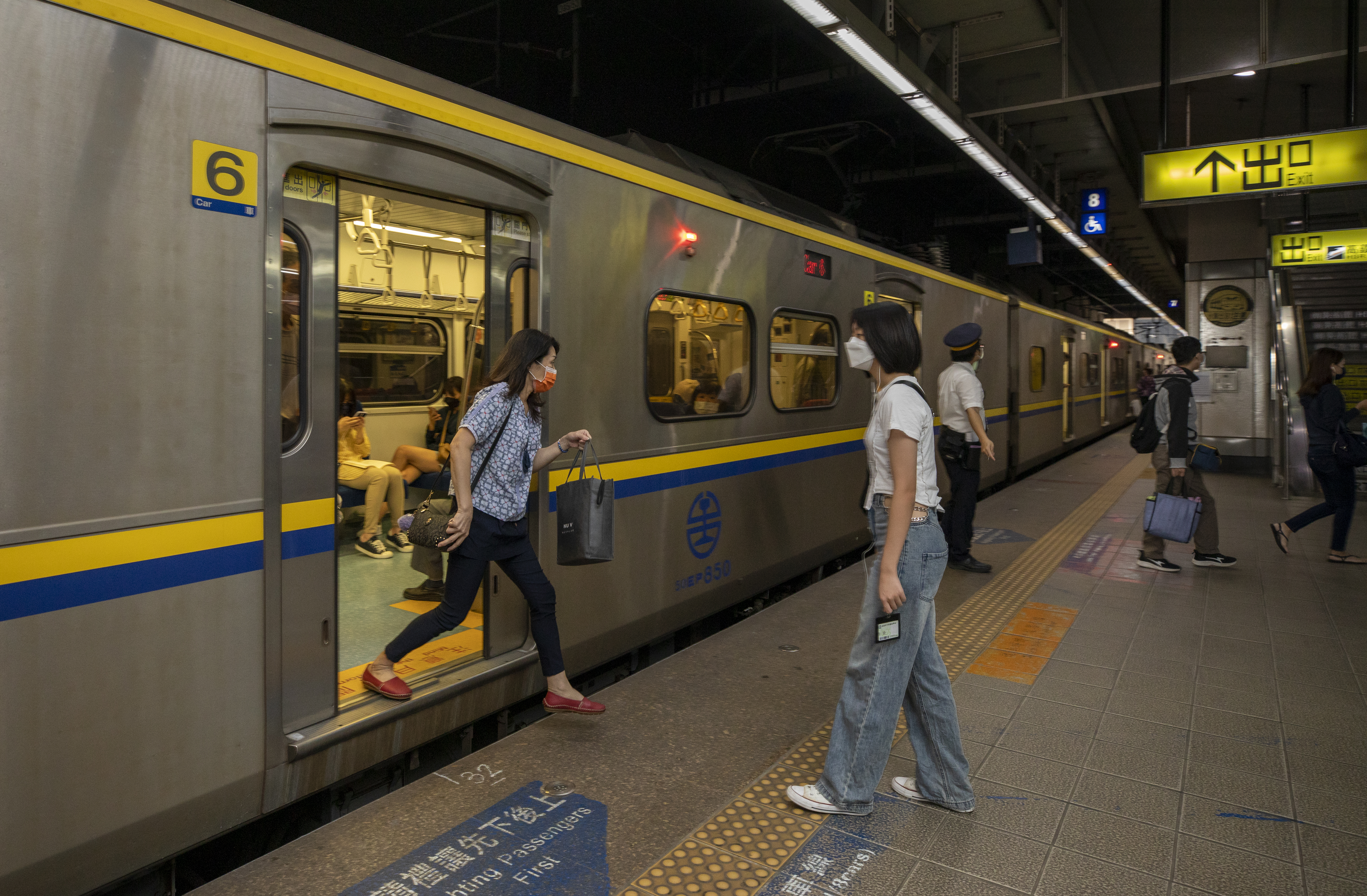 台鐵預告列車上補票將開放行動支付。(本刊資料照)
