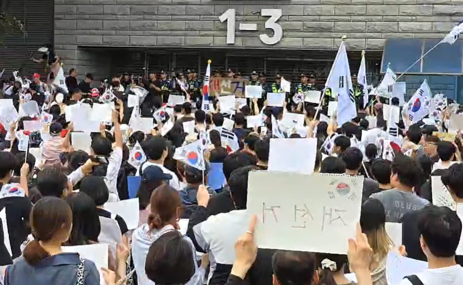 南韓地方選舉爆出「選票不足」,引發民眾在投票所前抗議。(翻攝自황교안TV YT)