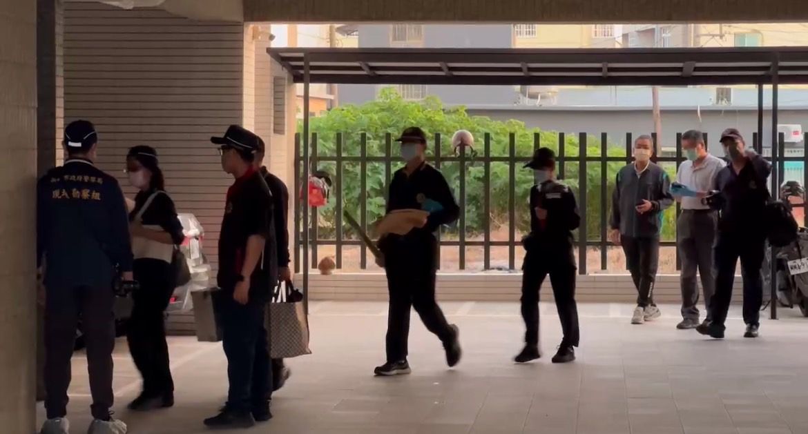 高雄驚傳雙屍命案,警方採證中。(鏡新聞)