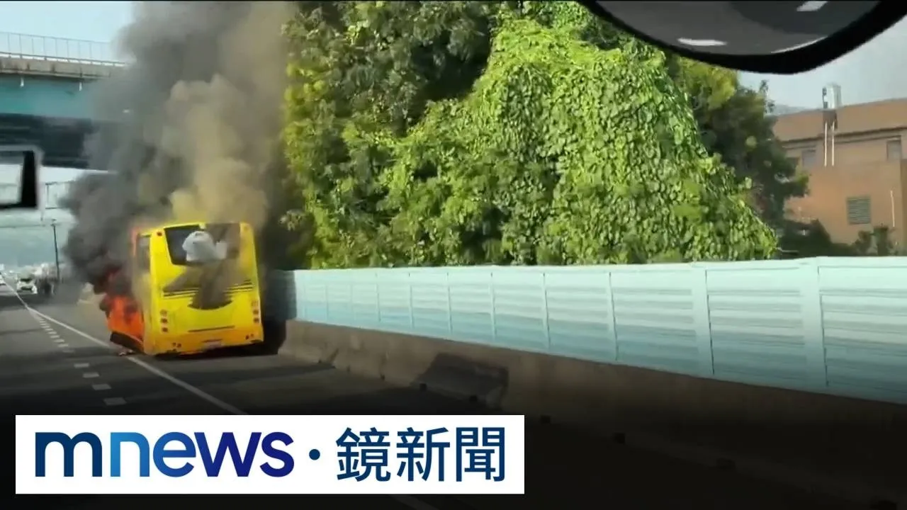 越南團遊覽車國道起火！　34人驚險逃生無人傷