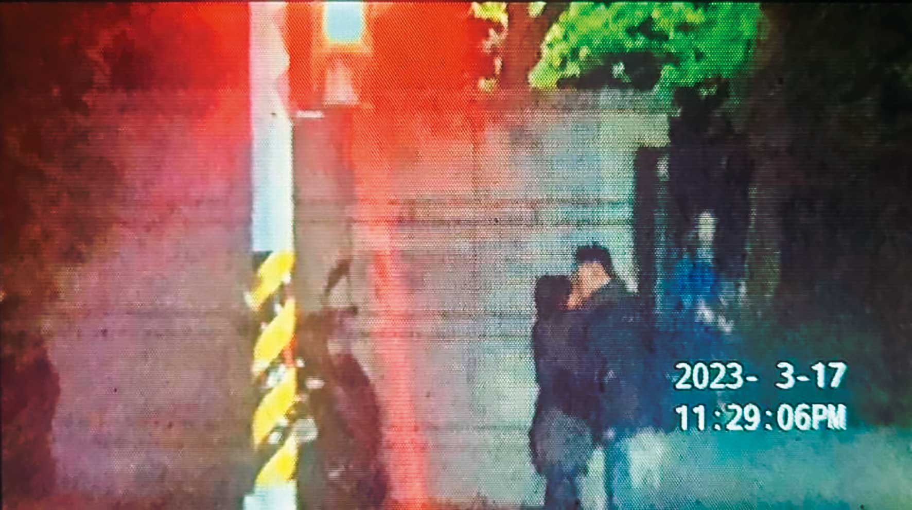 許智超(右)3年前就被爆偷吃吳姓女籃球員(左),2人甚至當街擁吻。(翻攝記者爆料網)