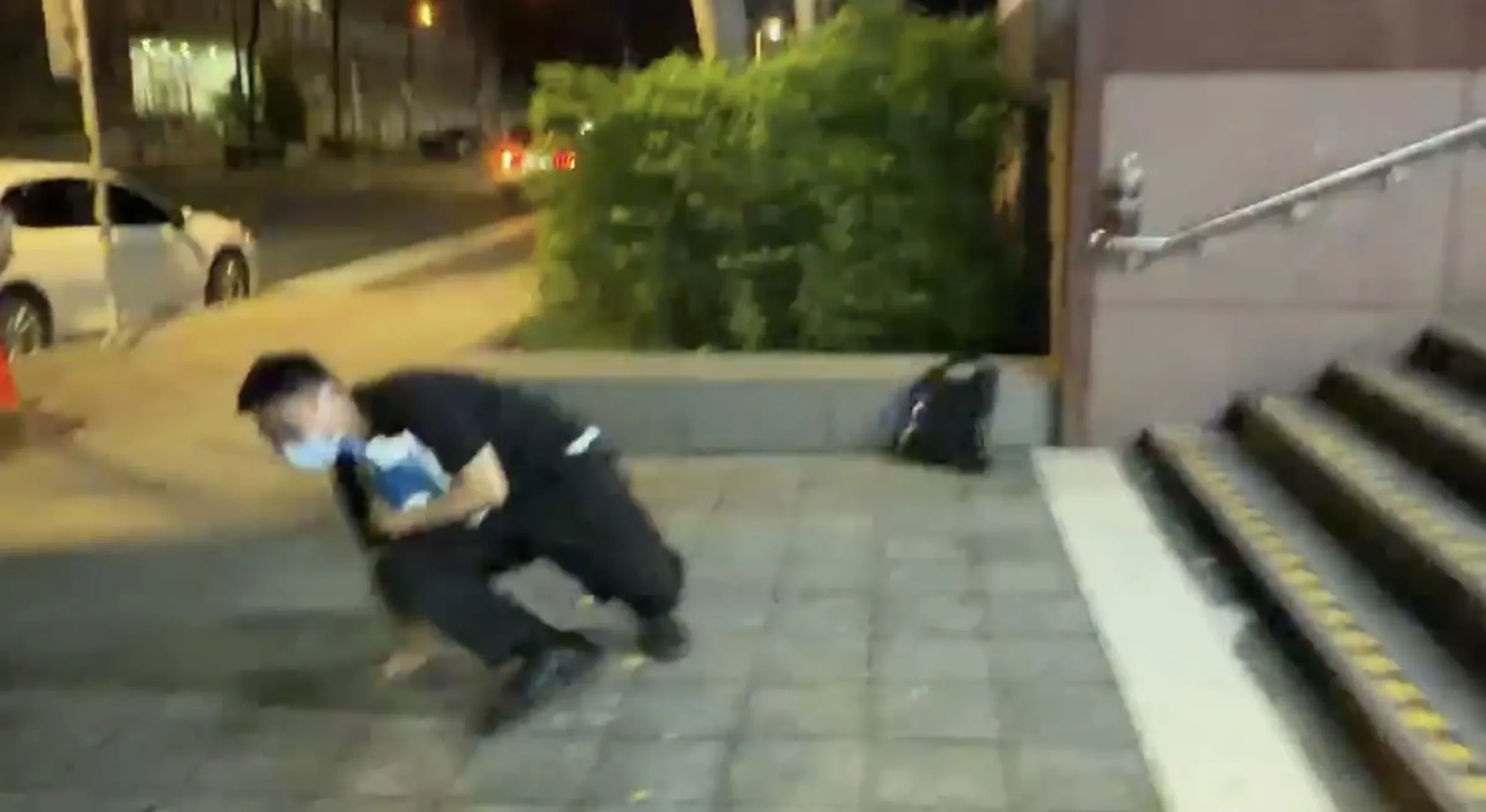 跑給記者追！帥警涉毒獲10萬元交保　遮臉逃出北檢慘仆街