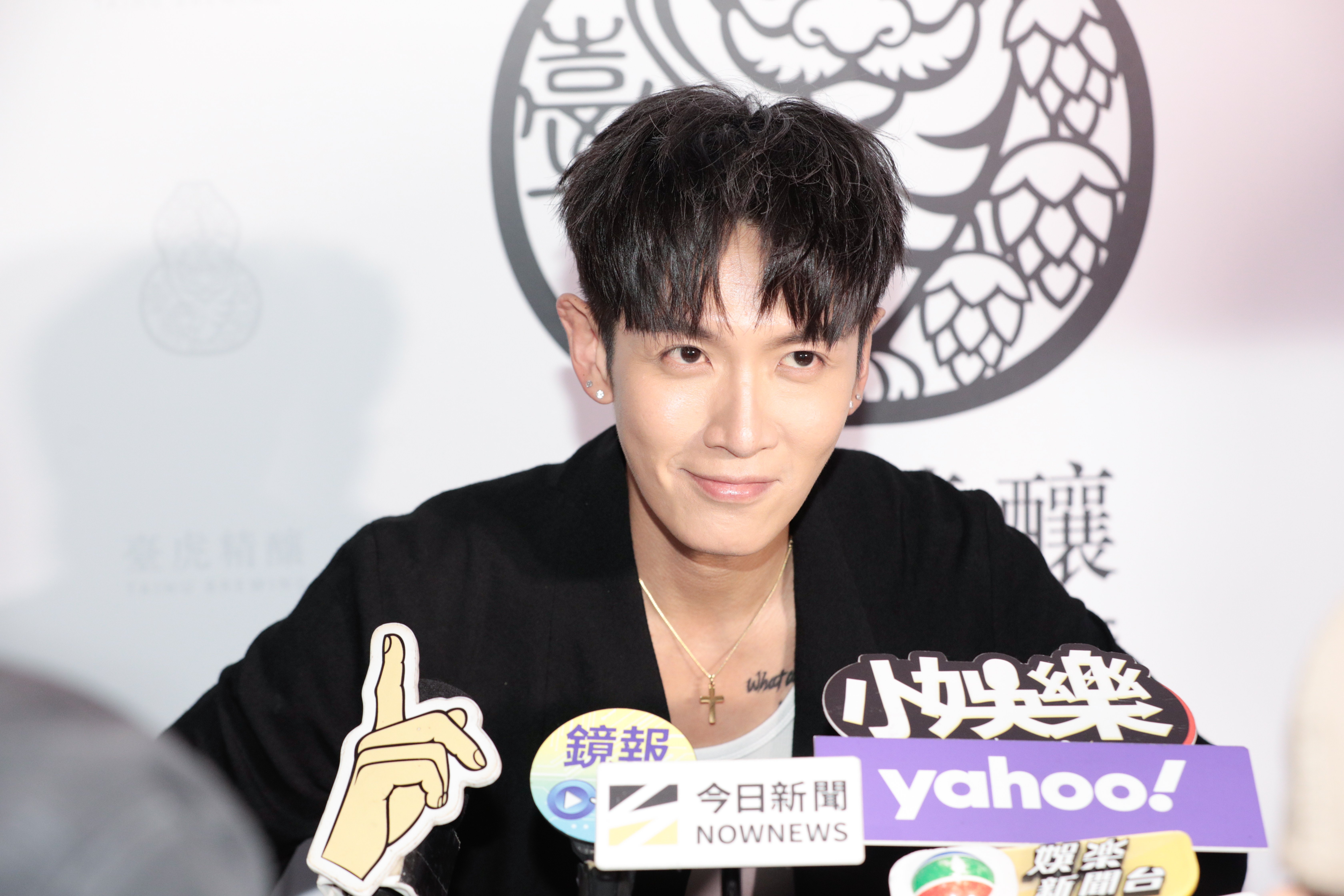 柯震東下半年有出單曲計畫,但表示不唱現場;被問到若鴻海、台積電找他唱尾牙,他笑稱「我很貴!」